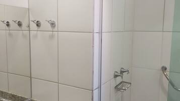 Suite bàsica | Bany | Dutxa, capçal de dutxa tipus cascada, tovalloles i sabó