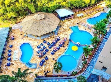 7 piscinas al aire libre, sombrillas, sillones reclinables de piscina