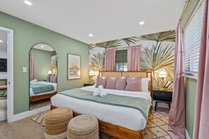 4 bedrooms, iron/ironing board, WiFi, bed sheets - PBG Retreat w/ Pool, Mini Golf, Fire Pit, Game Room! (Palm Beach Gardens)