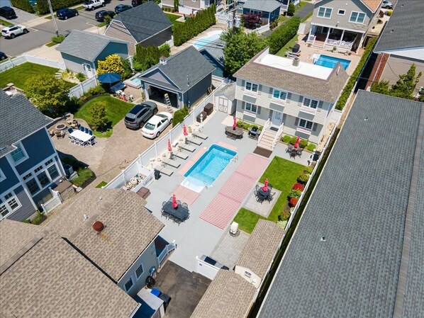 Exterior - Oceanblock Paradise beach house in Belmar - pool, AC, WiFi., steps to beach (Belmar)