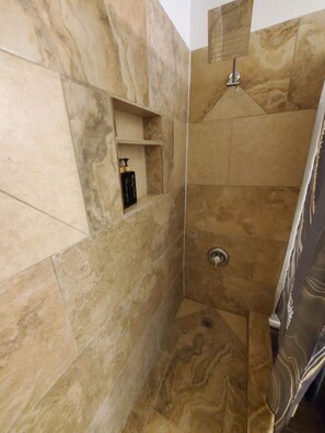 Sèche-cheveux, serviettes fournies, savon, shampoing