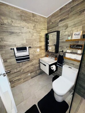 Toallas, jabón, papel de baño