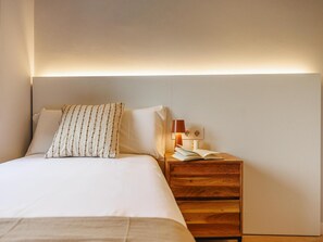 3 bedrooms, iron/ironing board, internet, bed sheets
