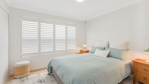 4 bedrooms, iron/ironing board, free WiFi, bed sheets - Beach Break on Jefferson . 3 bedroom Beachfront Holiday home with Linen and Wifi included (Palm Beach)