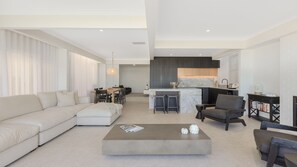 TV - Beach Break on Jefferson . 3 bedroom Beachfront Holiday home with Linen and Wifi included (Palm Beach)