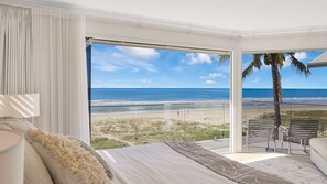 4 bedrooms, iron/ironing board, Internet, bed sheets - Beach Break on Jefferson . 3 bedroom Beachfront Holiday home with Linen and Wifi included (Palm Beach)