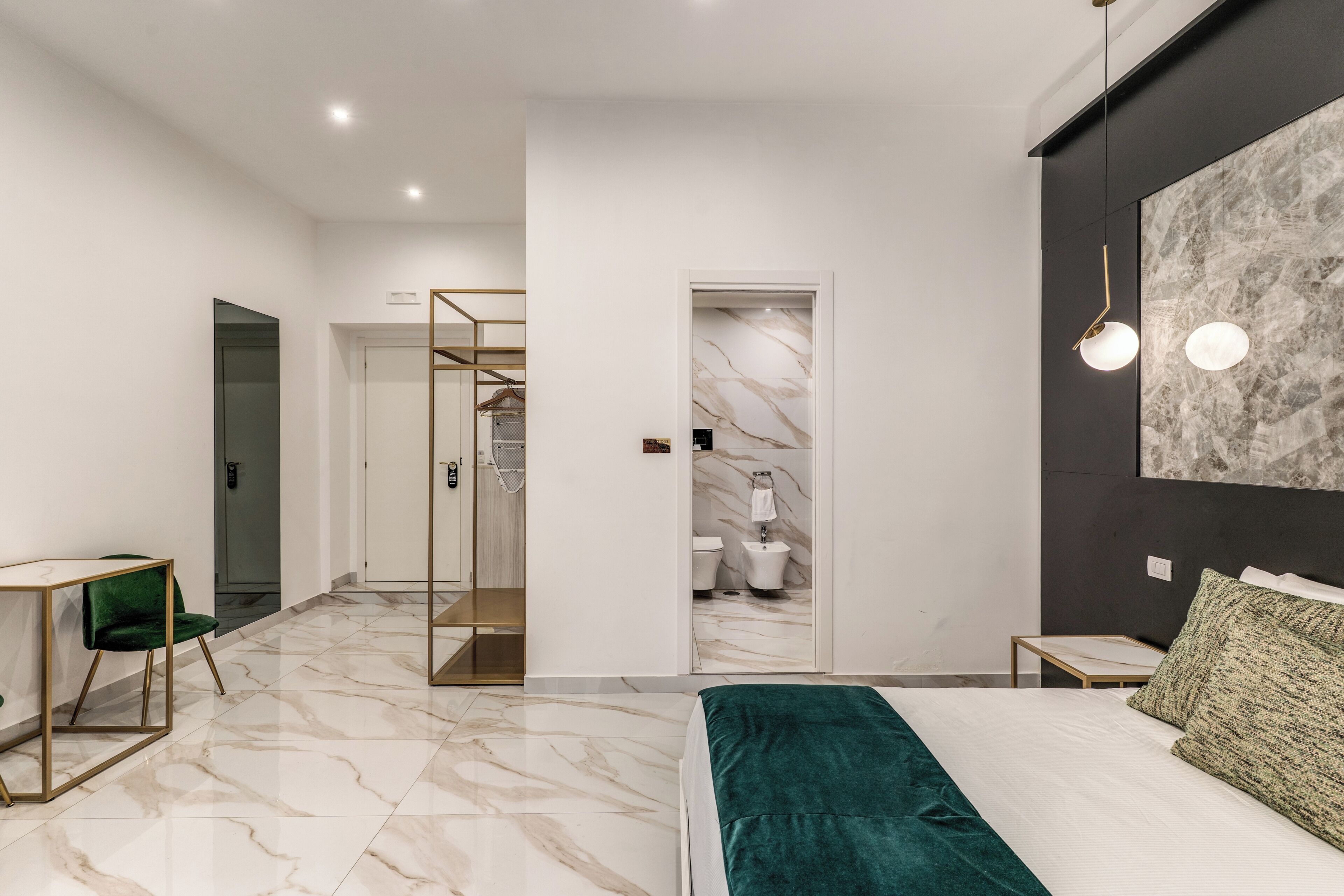 Un dormitorio moderno con cama, escritorio y zona de ducha.