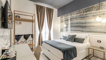 Desk, laptop workspace, soundproofing, free WiFi