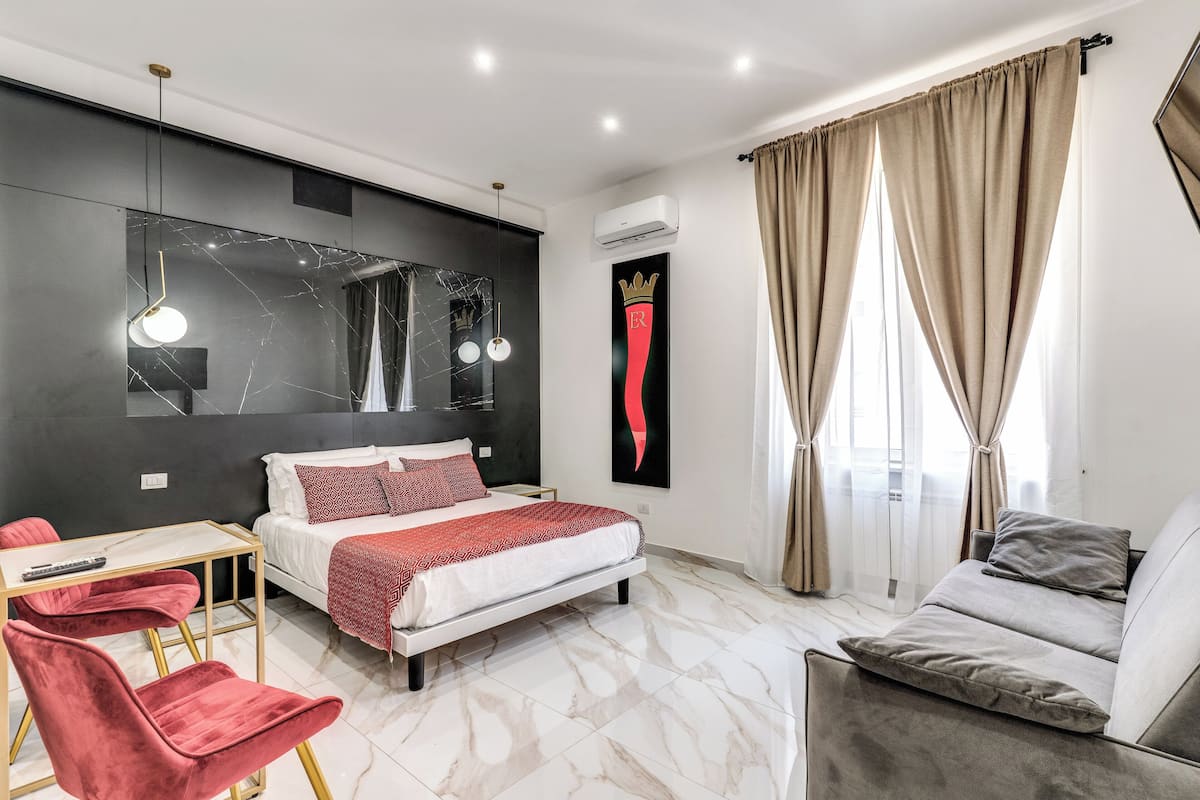 Deluxe Quadruple Room | Desk, laptop workspace, soundproofing, free WiFi