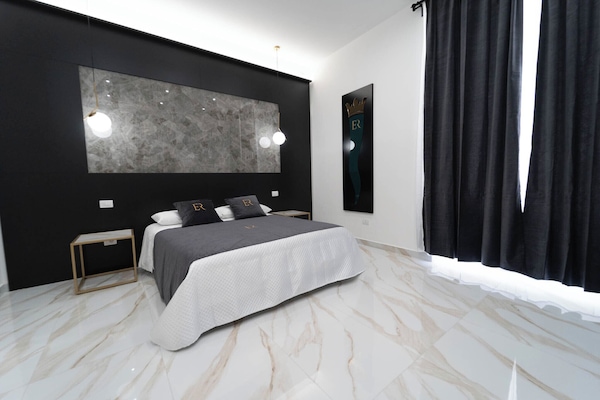 Junior suite, uitzicht op stad | Een bureau, een laptopwerkplek, geluiddichte muren, gratis wifi