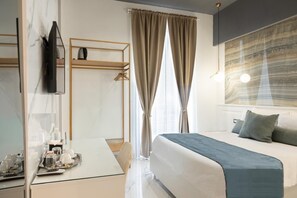 مكتب ومساحة عمل للكمبيوتر المحمول وتجهيزات عازلة للصوت وواي فاي مجانًا