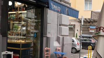 Schreibtisch, laptopgeeigneter Arbeitsplatz, schallisolierte Zimmer