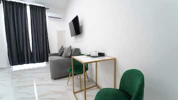 Suite junior, vista a la ciudad | Escritorio, espacio para trabajar con laptop y insonorización