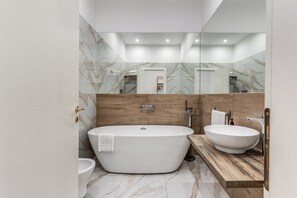 Deluxe Quadruple Room | Bathroom - ELITE ROOMS NAPOLI (Naples)