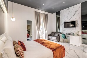 Honeymoon Quadruple Room | Desk, laptop workspace, soundproofing, free WiFi - ELITE ROOMS NAPOLI (Naples)