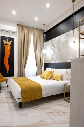 مكتب ومساحة عمل للكمبيوتر المحمول وتجهيزات عازلة للصوت وواي فاي مجانًا