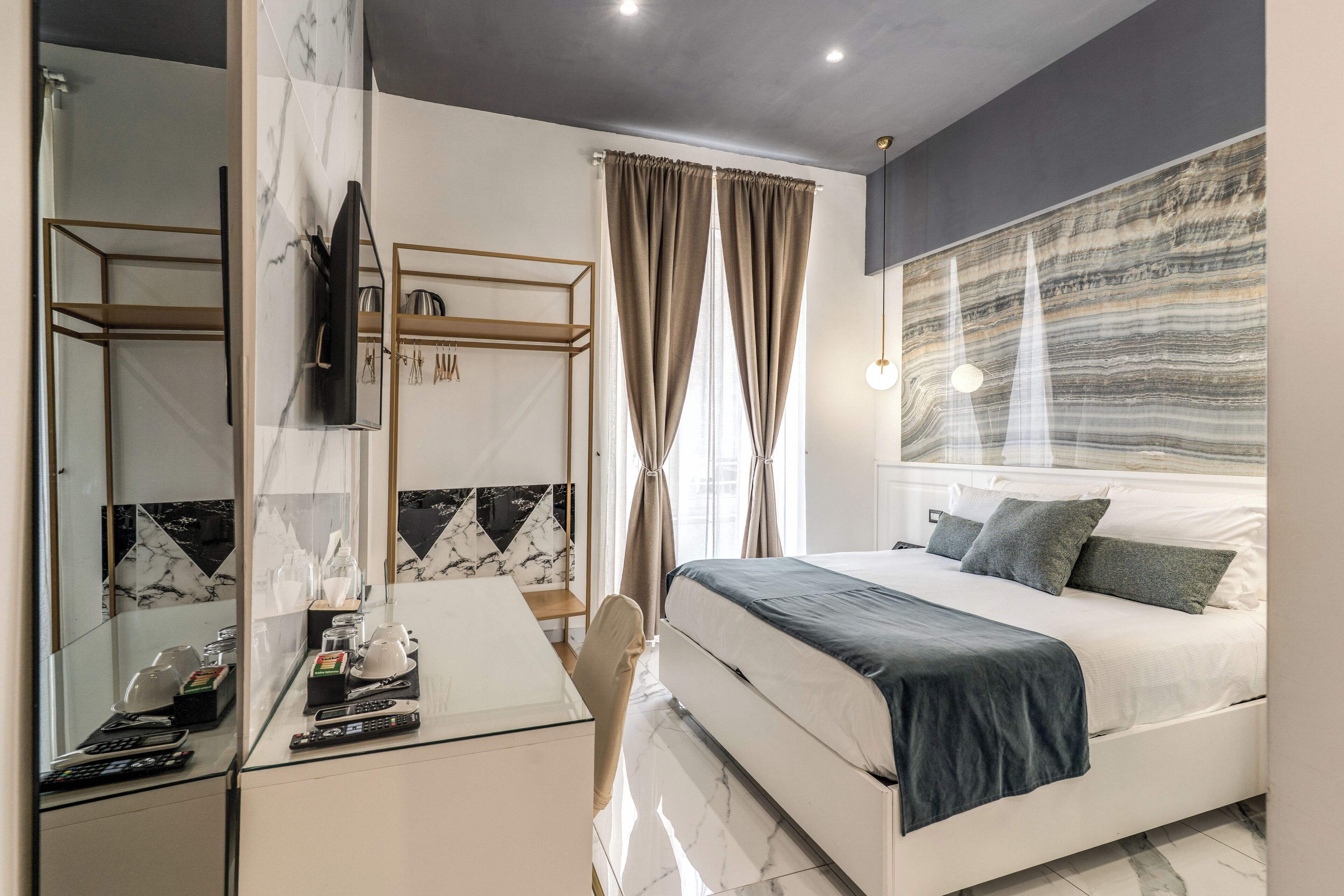 Desk, laptop workspace, soundproofing, free WiFi