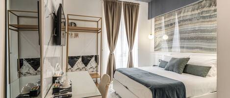Un dormitorio moderno con cama, mesitas de noche, espejo, armario y un gran ventanal con cortinas.
