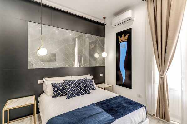 Triple Room | Desk, laptop workspace, soundproofing, free WiFi