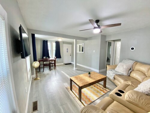 Seventeenth Street 2-bedroom 1 bath house with AC, WiFi in Herrin