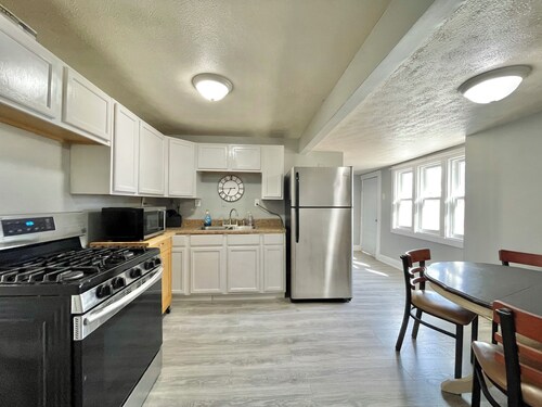 Seventeenth Street 2-bedroom 1 bath house with AC, WiFi in Herrin