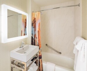 Hair dryer, towels, soap, shampoo - Marines Memorial Club & Hotel (San Francisco)