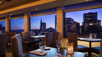 Se sirven desayunos, cenas y cocina americana