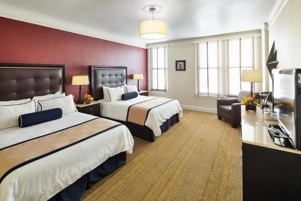 标准双人房, 2 张双人床, 无烟房, 私人浴室 | 客房内保险箱、办公桌、熨斗/熨衣板、免费 WiFi