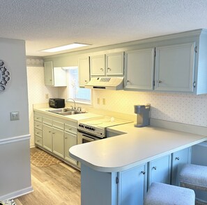 Microwave, oven, stovetop - Tidewater Sol  Sunny Coastal Escape + Golf Cart in Ocean Lakes (Myrtle Beach)
