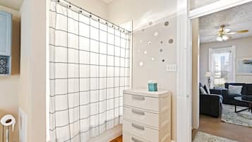 House, Private Bathroom, City View (701) | Bathroom