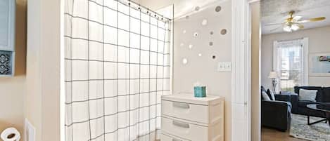 Casa, baño privado, vistas a la ciudad (701) | Baño