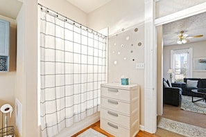 House, Private Bathroom, City View (701) | Bathroom