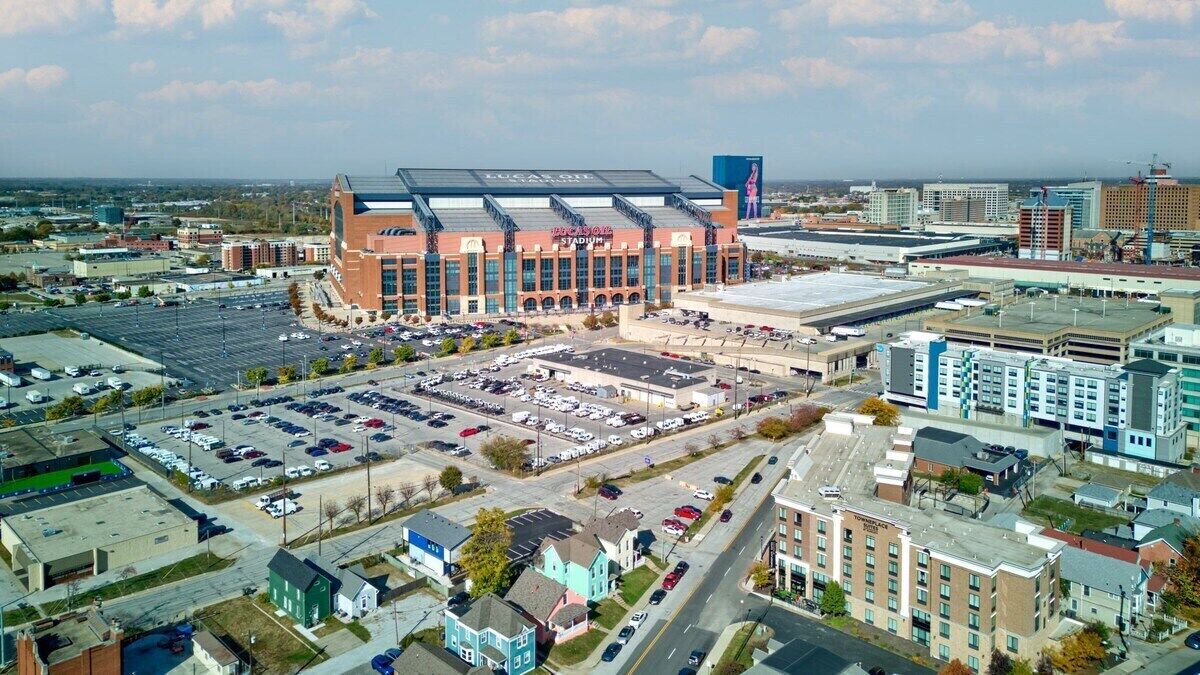 Un grand stade doté de nombreux parkings et entouré de bâtiments.