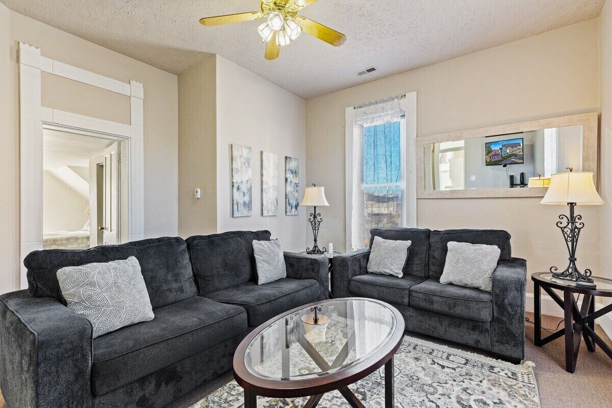 House, Private Bathroom, City View (701) | Lounge