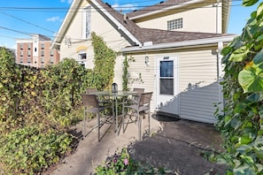 House, Private Bathroom, City View (701) | Exterior