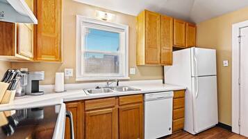 House, Private Bathroom, City View (701) | Shared kitchen