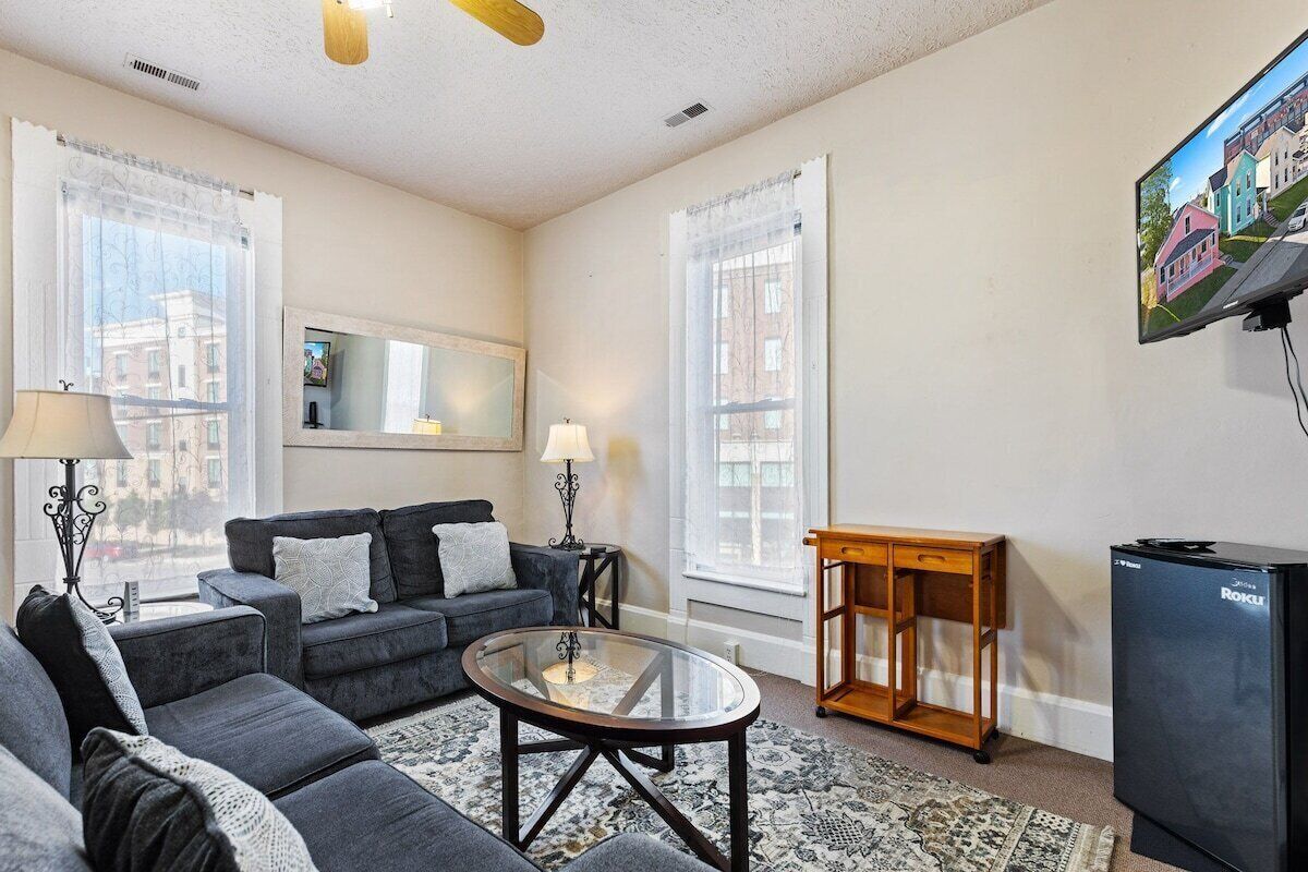 House, Private Bathroom, City View (701) | Lounge