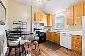 House, Private Bathroom, City View (701) | Shared kitchen