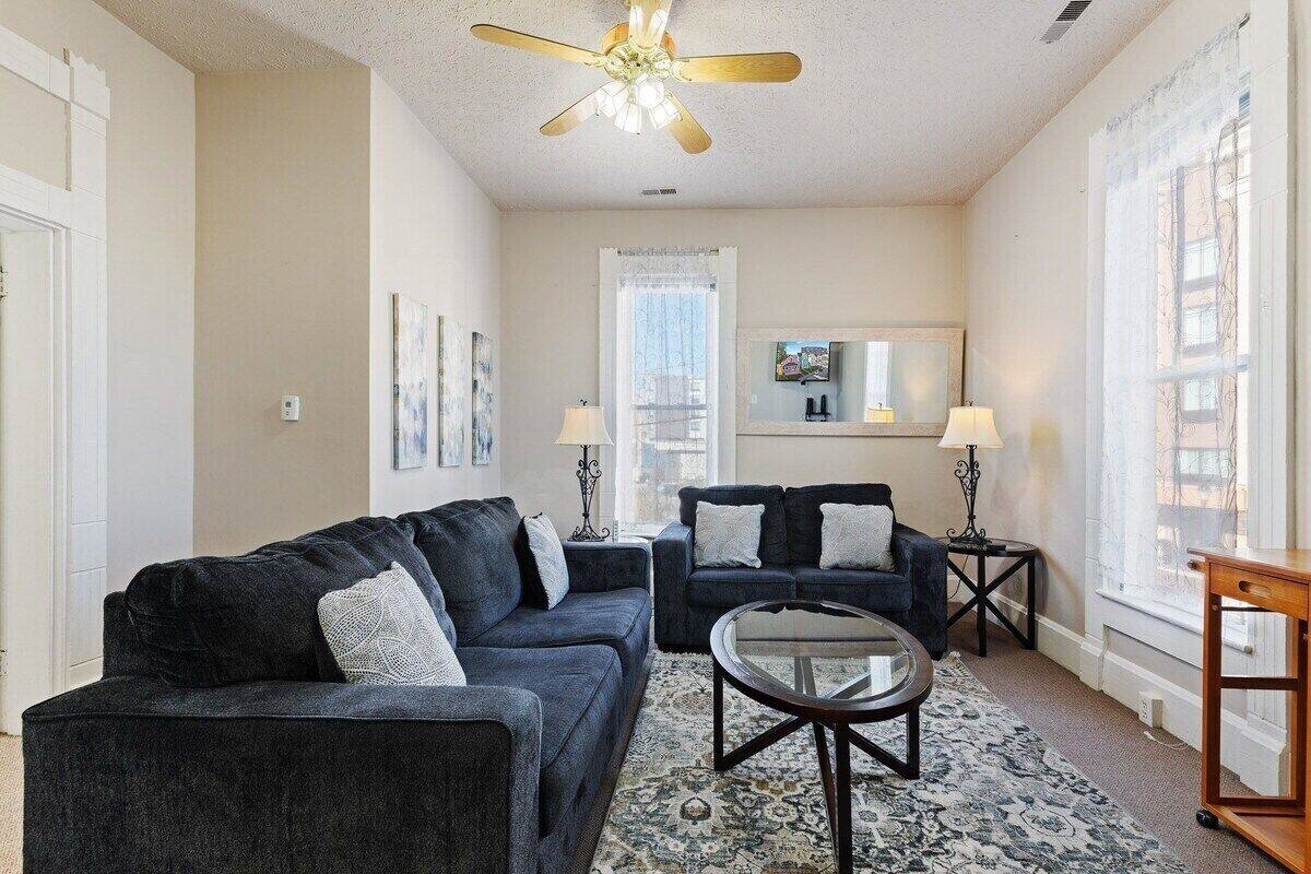 House, Private Bathroom, City View (701) | Lounge