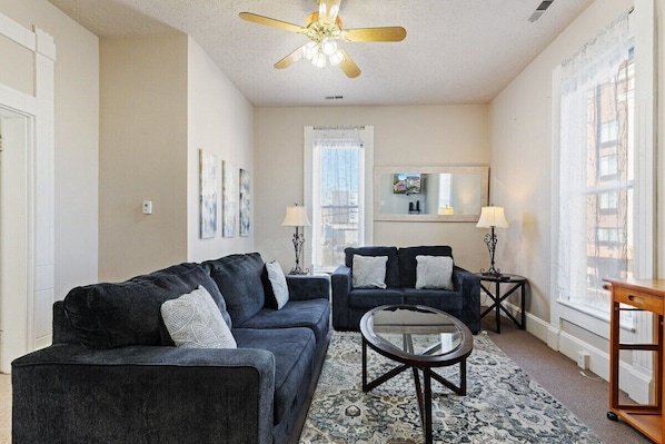 House, Private Bathroom, City View (701) | Lounge