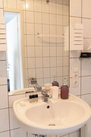 Classic Double Room | Bathroom - Hotel Dernbach (Dernbach)