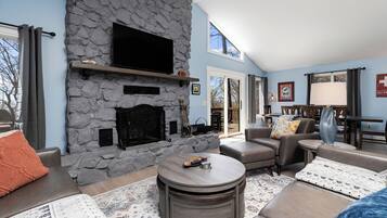 Una Smart TV, una chimenea