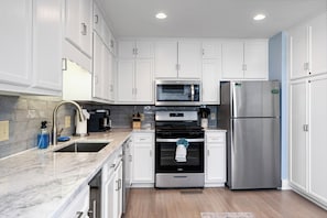Réfrigérateur, four à micro-ondes, un four, surface de cuisson