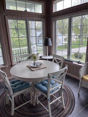 Dining - Beautiful Lakeside Cottage Near the Pool! (Lakeside)