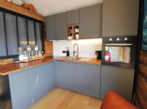 Fridge, microwave, oven, stovetop - Rare petit chalet sur le lac, barque à rames, clim (Aiguebelette-le-Lac)