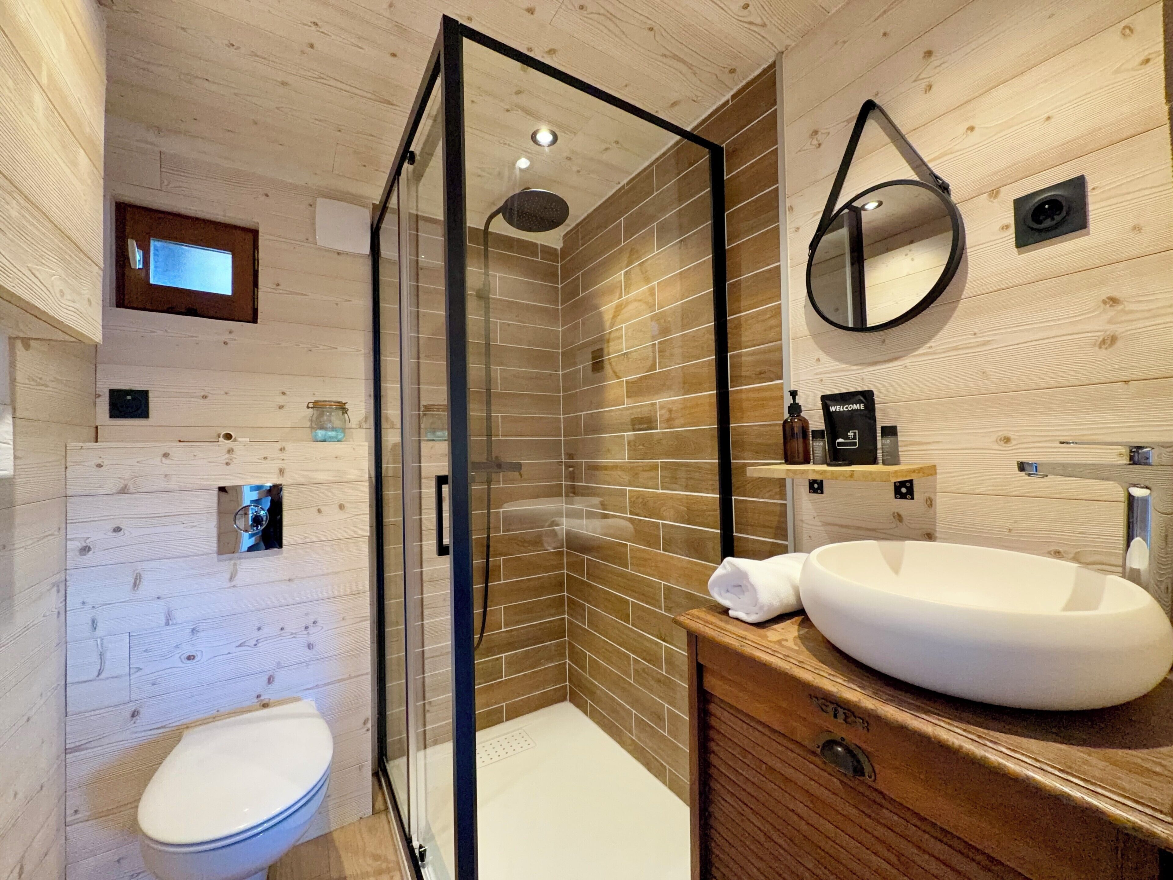 Douche, serviettes fournies