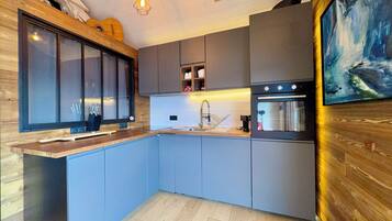 Een koelkast, een microgolfoven, een oven, een kookplaat