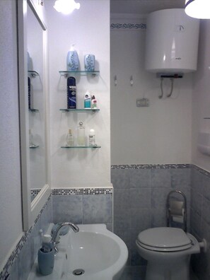 Doccia, bidet, asciugamani, carta igienica