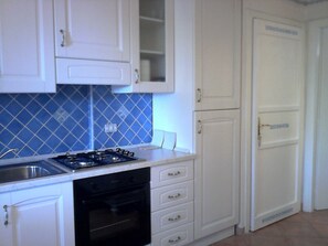 Fridge, oven, stovetop, coffee/tea maker