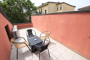 Outdoor dining - Milan Hostel (Milan)